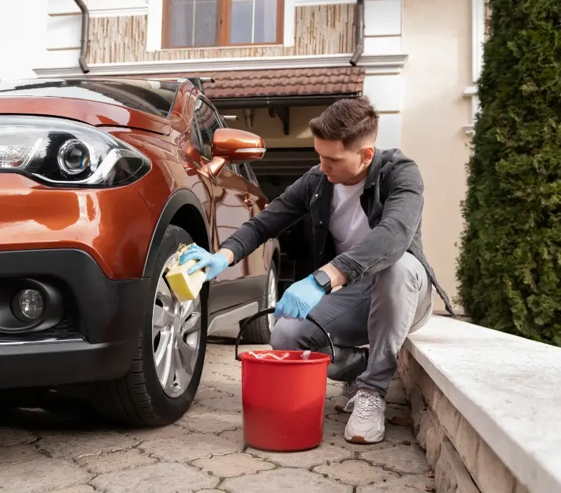 Lavage auto à domicile Bazouges-la-Pérouse : professionnel intervenant sur un véhicule